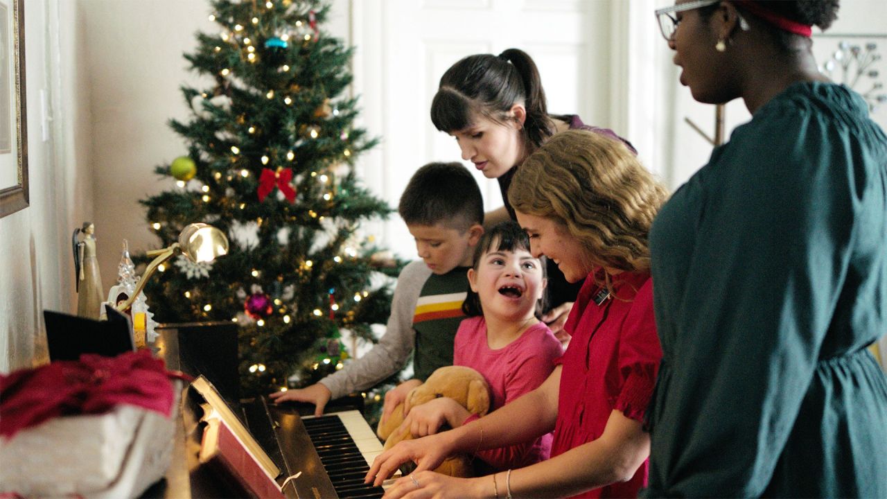 Сестре мисионарке свирају клавир са породицом
